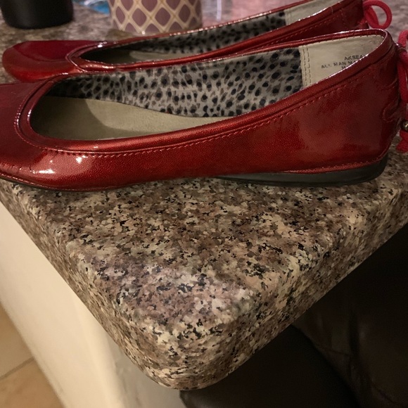 Flat red Anne Klein - Picture 5 of 7